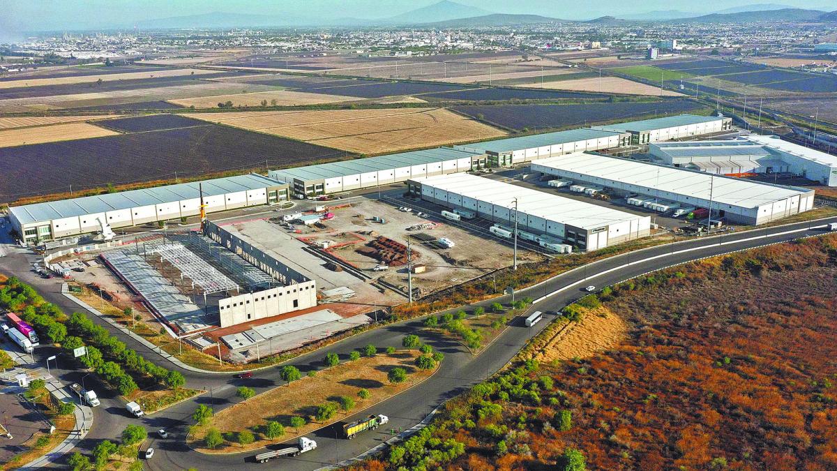 Vista aérea de un complejo industrial con naves de manufactura y operación logística